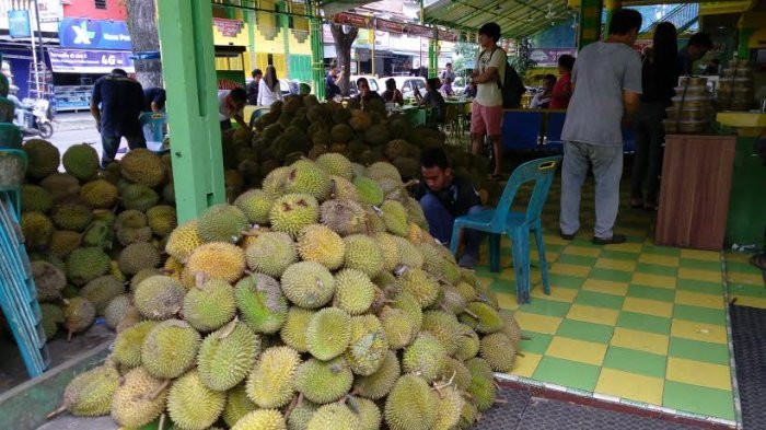 Suasana di Gerai Durian Ucok Durian di Jalan Wahid Hasyim, Medan.