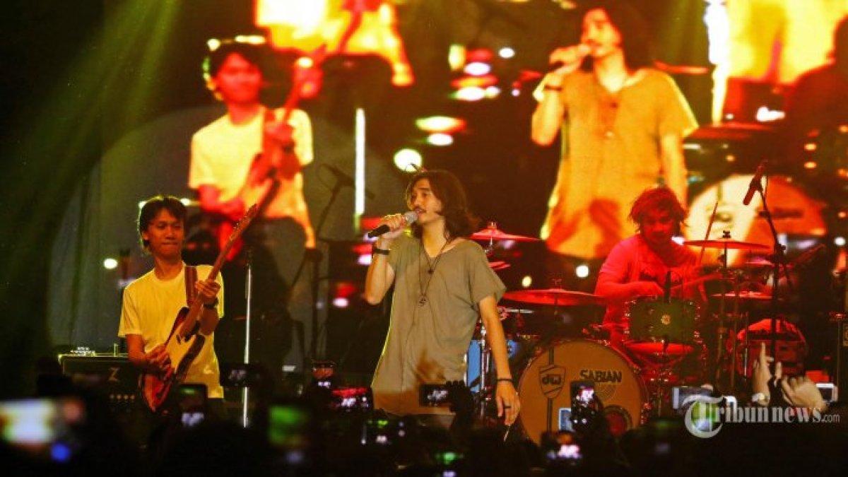Aksi panggung Duta personel grup band Sheila On 7 (SO7) saat konser di Hermes Place Polonia, Medan, Sumatera Utara, Jumat (30/11/2018) malam. Dalam konser yang bertajuk