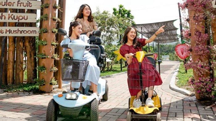 Pengunjung berwisata ke Batu Love Garden di Kota Batu, Jawa Timur.