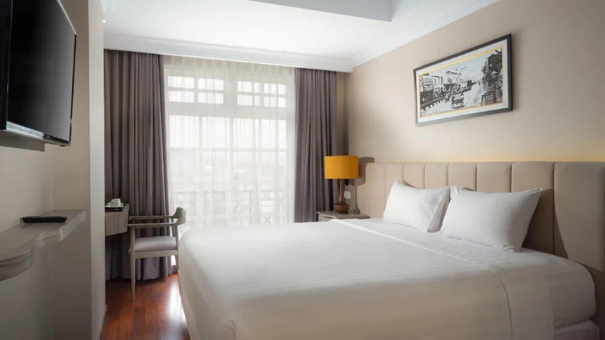 eL Hotel Yogyakarta Malioboro, satu hotel bintang 4 dekat Stasiun Jogja punya fasilitas kolam renang dengan tarif inap mulai Rp 500 ribuan.