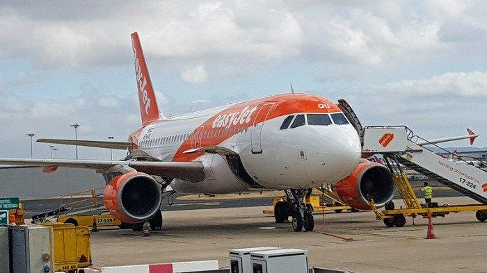 Maskapai EasyJet saat berada di bandara.