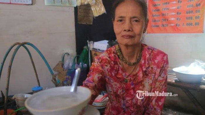 Pelanggan antre menunggu es dawet buatan Ibu Siti