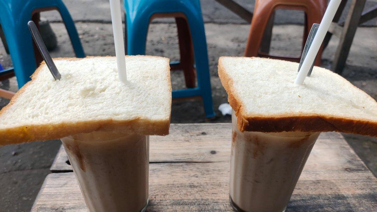 Es Kapal Baron yang disajikan dengan roti tawar menjadi minuman legendaris di Kota Solo.