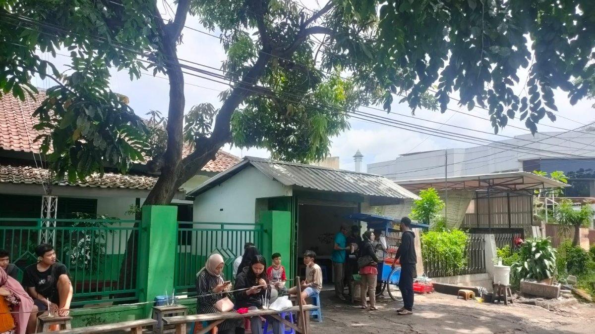 Suasana di Es Kapal Baron, minuman legendaris di Kota Solo yang eksis sejak tahun 1980-an yang tak pernah sepi dari pembeli. Lokasinya berada di Jalan Dr Rajiman No 353, Panularan, Kecamatan Laweyan, Kota Solo, Jawa Tengah, Minggu (22/1/2023).