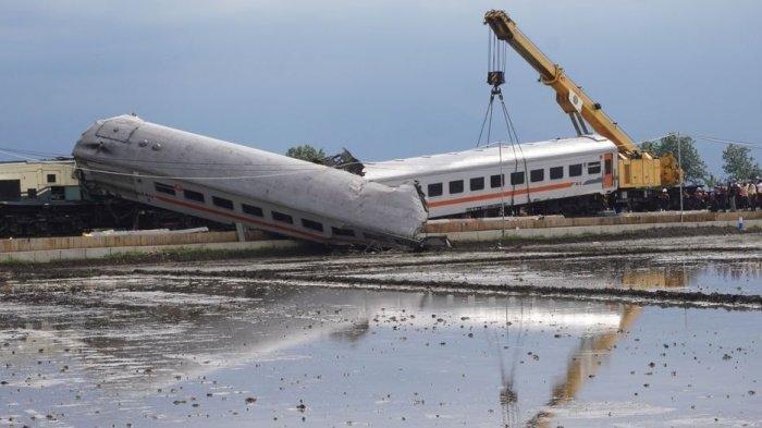 Petugas melakukan evakuasi kereta api (KA) Turangga yang tabrakan dengan KA Lokal Bandung Raya di Desa Cikuya, Kecamatan Cicalengka, Kabupaten Bandung, Jawa Barat, Jumat (5/1/2024).