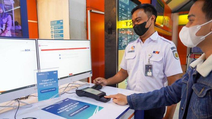 KAI mulai mengujicoba fasilitas Face Recognition Boarding Gate di Stasiun Bandung untuk memberi kemudahan penumpang KA Jarak Jauh.