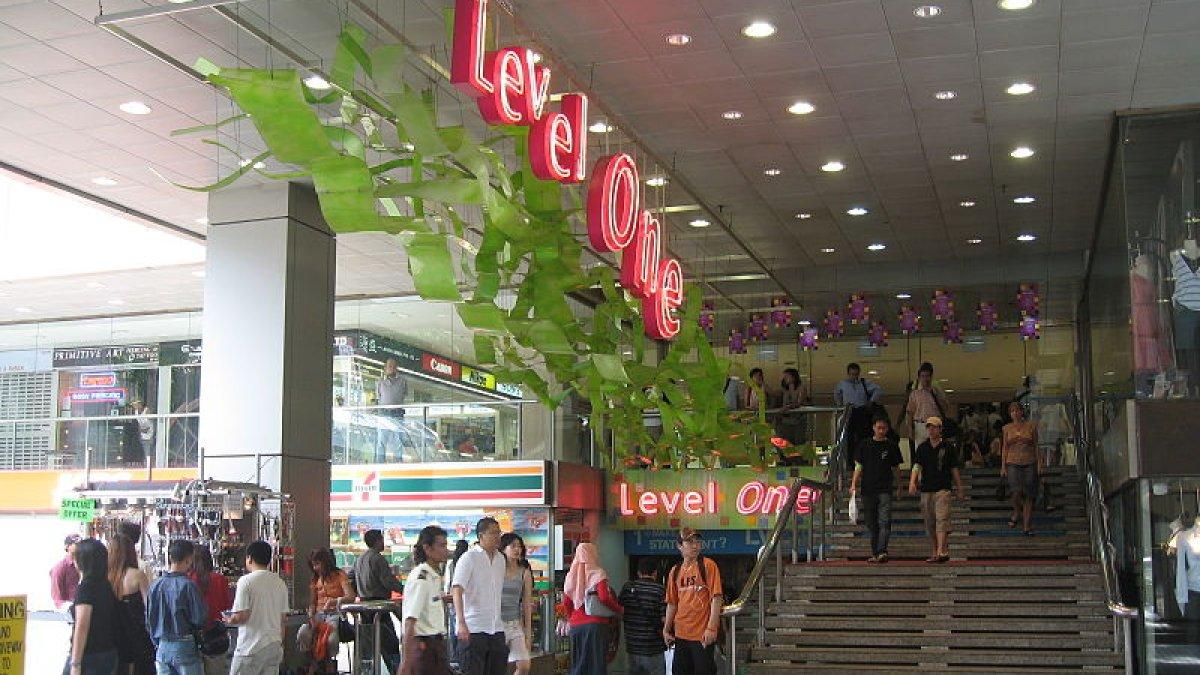 Far East Plaza, satu tempat beli oleh-oleh murah di Singapura.