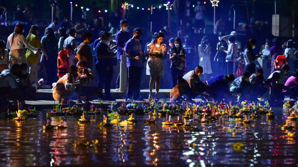 Gambar yang diambil pada 8 November 2022 ini menunjukkan orang-orang melepaskan lentera terapung ke sungai selama festival Loy Krathong di provinsi Narathiwat, Thailand selatan.