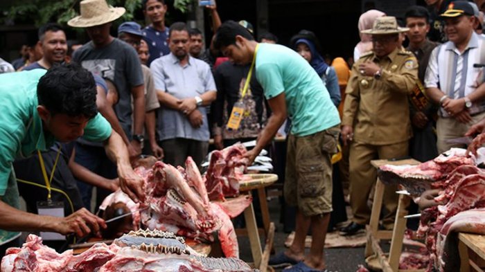Untuk melestarikan tradisi meugang di Aceh yang sudah ditetapkan sebagai salah satu warisan budaya tak benda nasional, Pemerintah Kota Banda Aceh bersama Yayasan Khadam Indonesia (YKI) dan Balai Pelestarian Nilai Budaya (BPNB) Aceh menggelar Festival Meugang di Pasar daging tradisional Peunayong, Banda Aceh, Senin (20/8/2018).