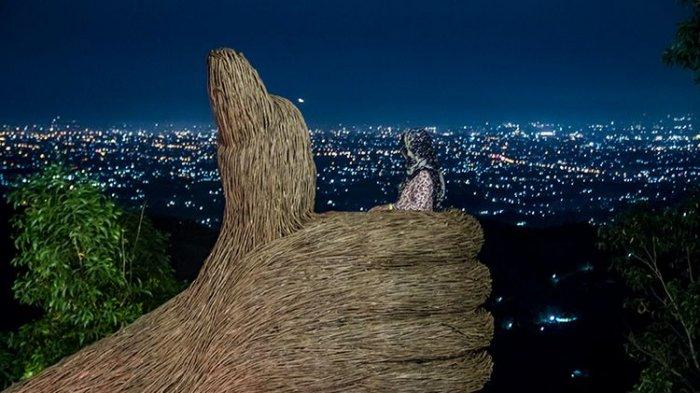 Spot foto jempol di Pinus Pengger, Yogyakarta.