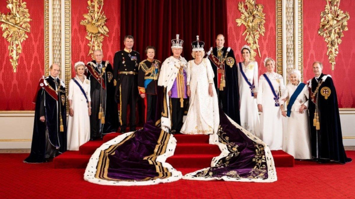 Foto resmi Keluarga Kerajaan Inggris bersama Raja Charles III dan Ratu Camilla yang sukses dinobatkan di Westminster Abbey, London, Inggris pada Sabtu (6/5/2023).