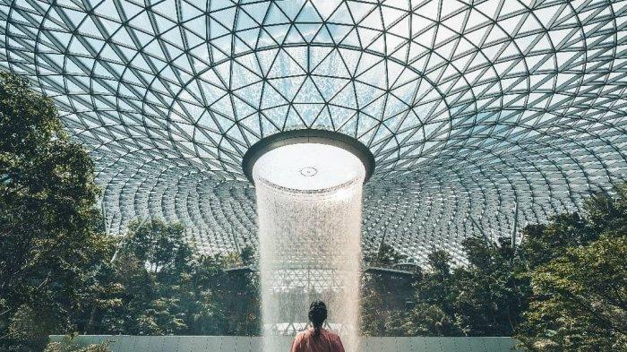 Foto selfie di Jewel Changi Airport Singapura