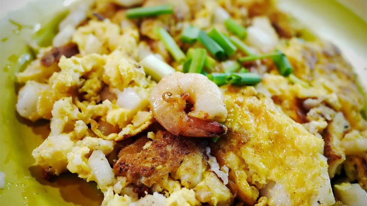Fried Carrot Cake, satu street food di Singapura yang terkenal enak.