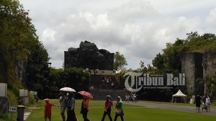 Wisatawan melakukan aktivitas seperti biasa di Plaza Garuda Wisnu Kencana.