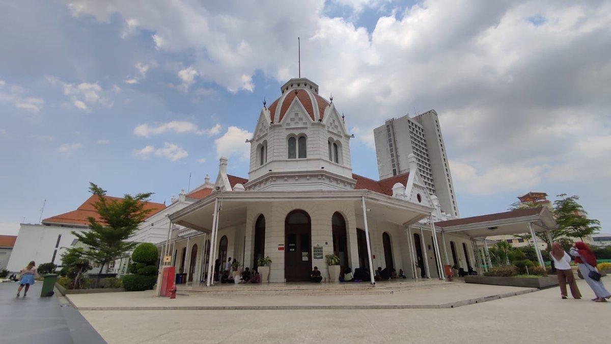 Gedung Balai Pemuda yang jadi ikon Alun-alun Surabaya.