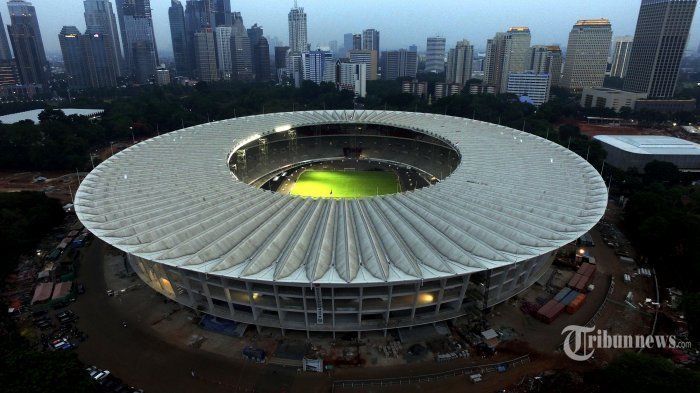 Foto aerial Stadion Utama Gelora Bung Karno (SUGBK), Senayan, Jakarta Pusat, dengan penerangan lampu, Selasa (8/8/2017).
