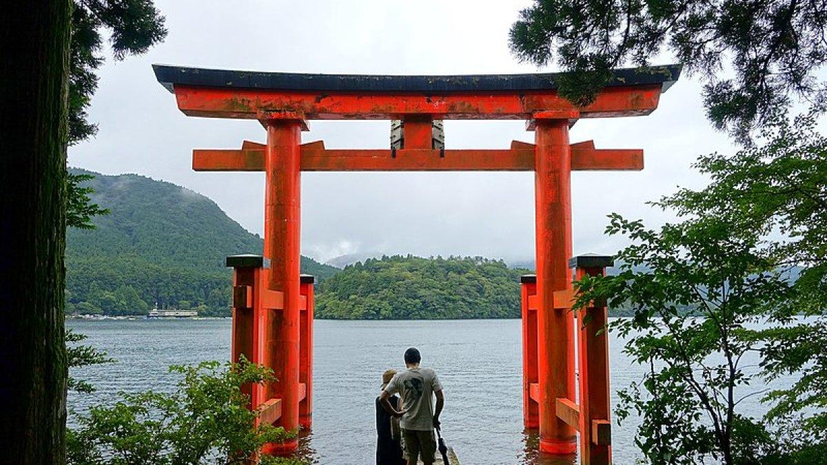 Gerbang tori menuju Kuil Hakone, Jepang