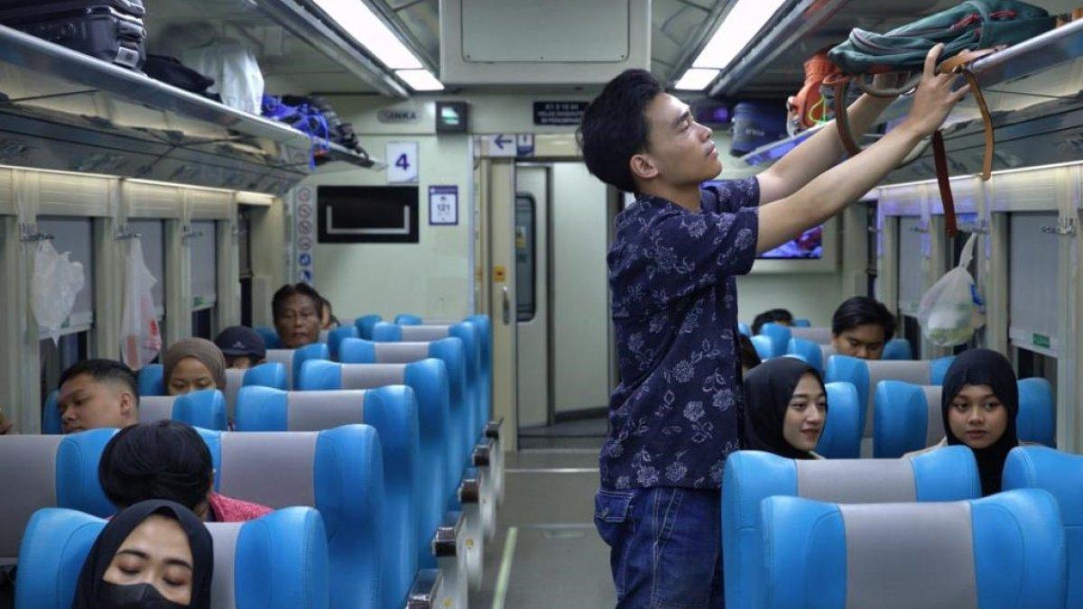 Kenyamanan penumpang di gerbong kereta api eksekutif.