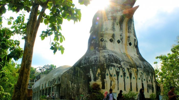 Gereja Ayam di atas Bukit Rhema atau tepatnya di daerah perbatasan Karangrejo dan Kembanglimus Magelang, Jawa tengah.