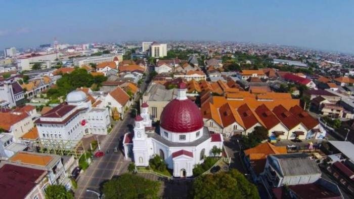 Gereja Blenduk, gereja tertua di Jawa Tengah yang menjadi salah satu ikon Kota Lama Semarang difoto dari udara, Minggu (29/6/2014).