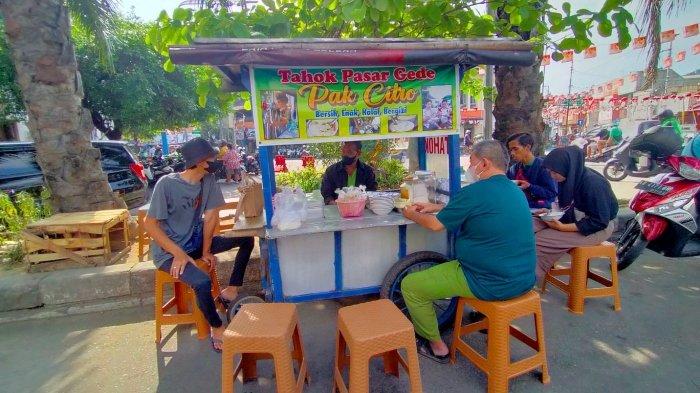 Gerobak Tahok Pak Citro yang berlokasi di Kecamatan Jebres, Kota Surakarta, Jawa Tengah, tepatnya di sisi barat Pasar Gede Solo, Rabu (31/8/2022).
