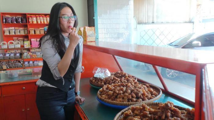 Pembeli mencicipi getuk goreng khas sokaraja di satu toko di sokaraja, banyumas.
