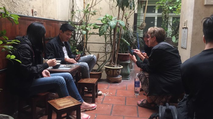 Suasana wisatawan Giang Cafe di No 39 Nguyen Huu Huan, Hoan Kiem District, Hanoi, Vietnam, Sabtu (7/4/2018).