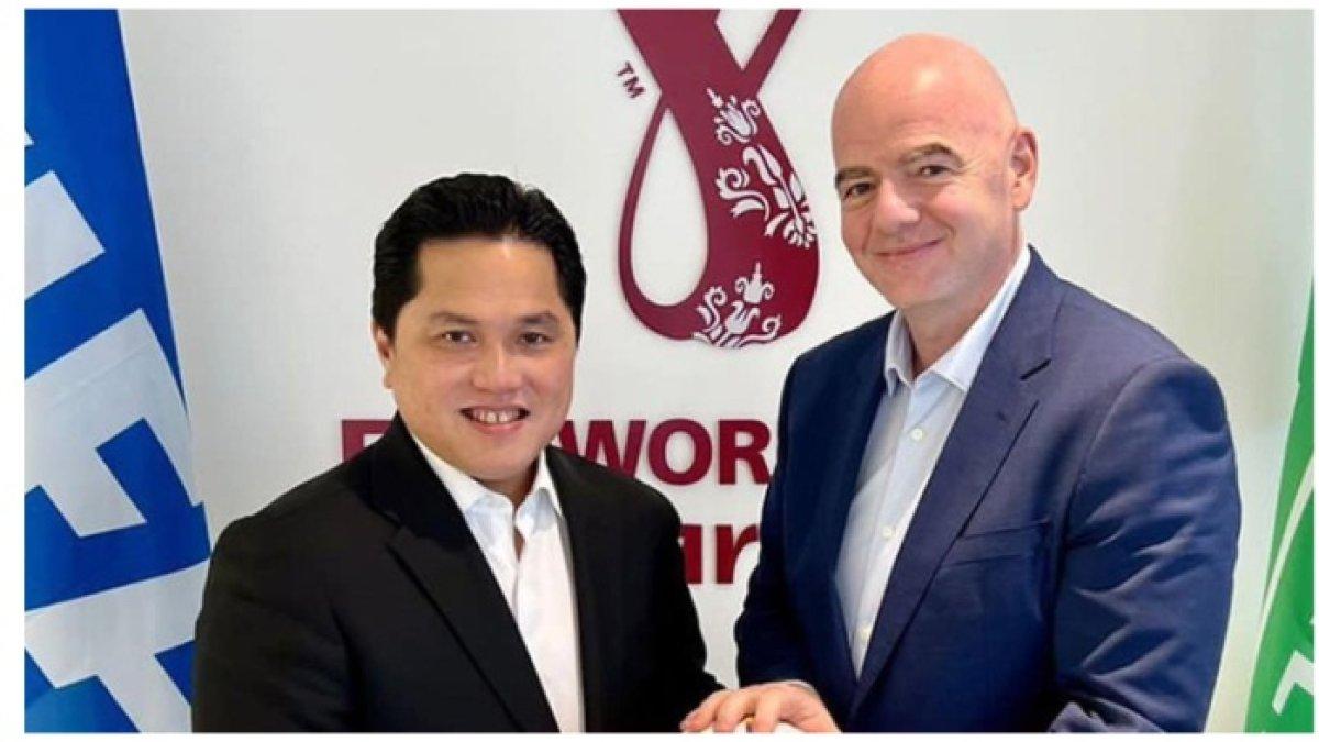 Ketua PSSI Erick Thohir bersama Presiden FIFA Gianni Infantino. Secara resmi FIFA menunjung Indonesia jadi tusn rumah Piala Dunia U17.