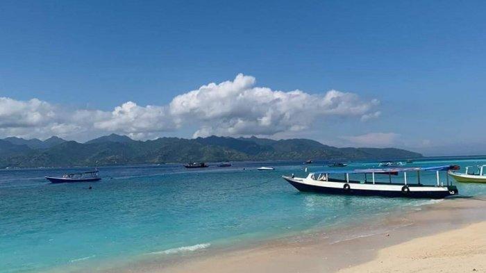 Sejumlah perahu mesin sandar di dekat dermaga Gili Trawangan, salah satu pantai populer di Lombok.