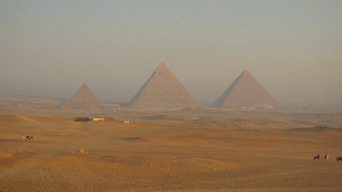 Piramida Giza, salah satu tempat di dunia yang terlihat dari ruang angkasa.