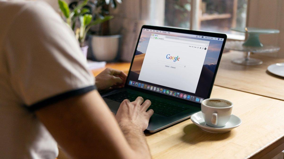 Google Chrome di laptop. Tahukah kamu ada beberapa kata yang sebaiknya tidak kamu cari di Google.
