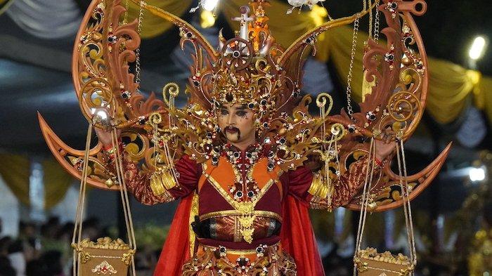 Grand Carnival Jember Fashion Carnaval 2022 di Alun-alun Jember, Kabupaten Jember, Provinsi Jawa Timur, Minggu (7/8/2022).