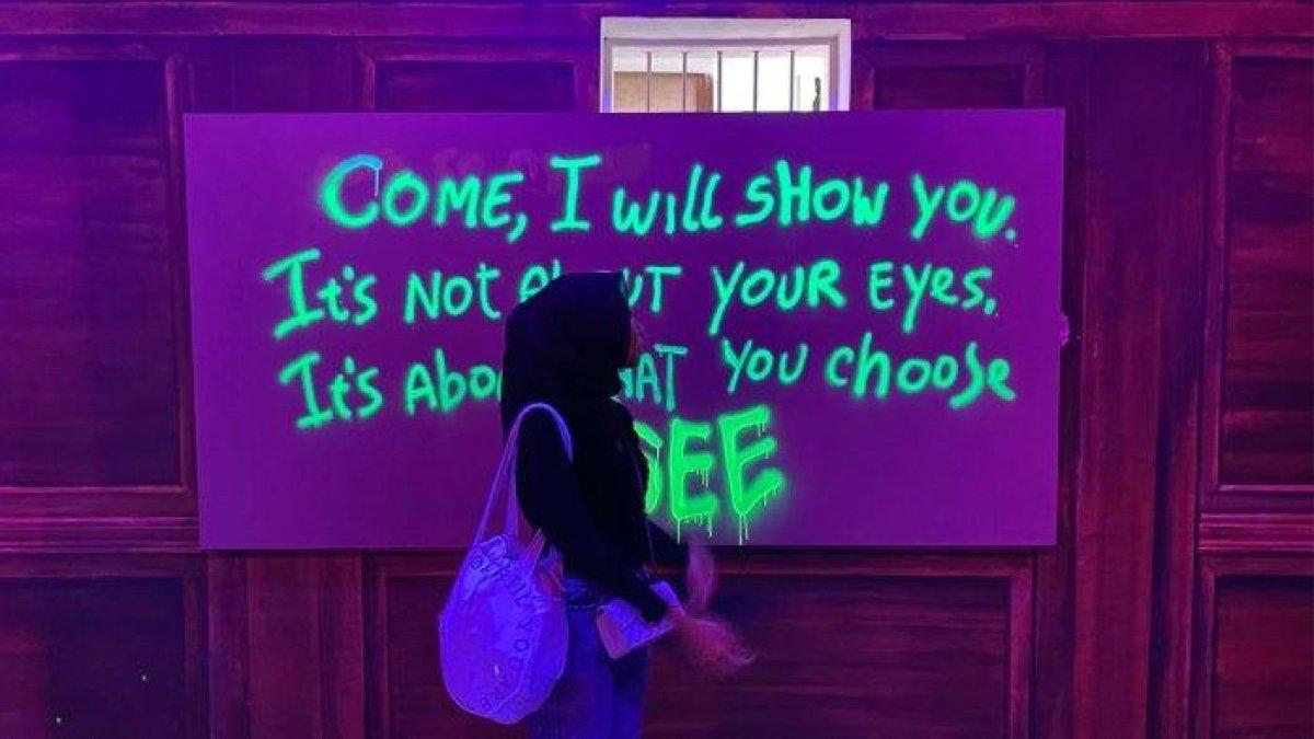 Pengunjung menikmati karya seni dalam pameran Redmiller Experience: Behind Those Eyes di Grey Art Gallery, Jalan Braga, Kota Bandung, Sabtu (3/6/2023).