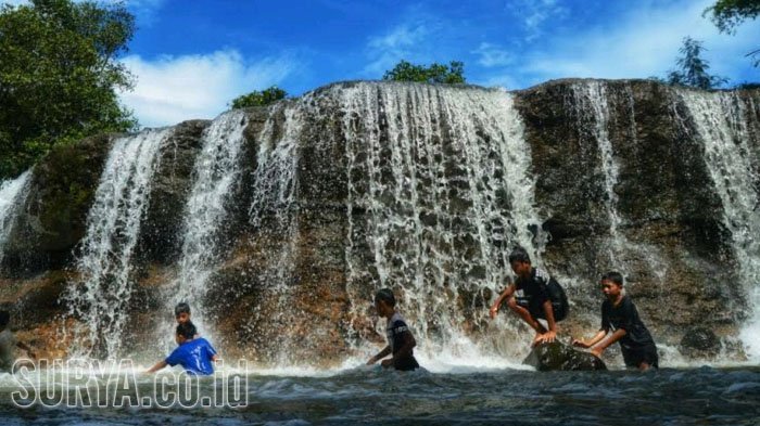 Sejumlah pengunjung bermain air di air terjun Grojokan Limo, Pasuruan.
