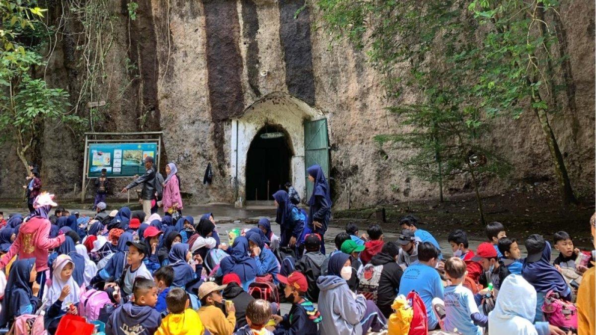 Gua Belanda di kawasan Hutan Raya Djuanda Bandung