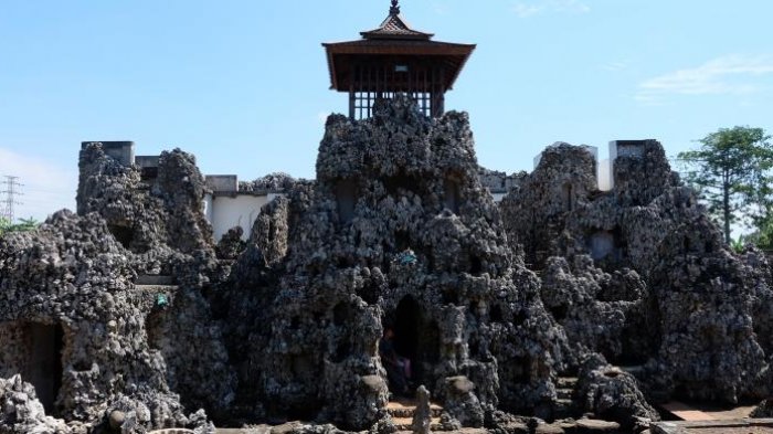 Situs bersejarah di tengah kota Cirebon, Gua Sunyaragi.