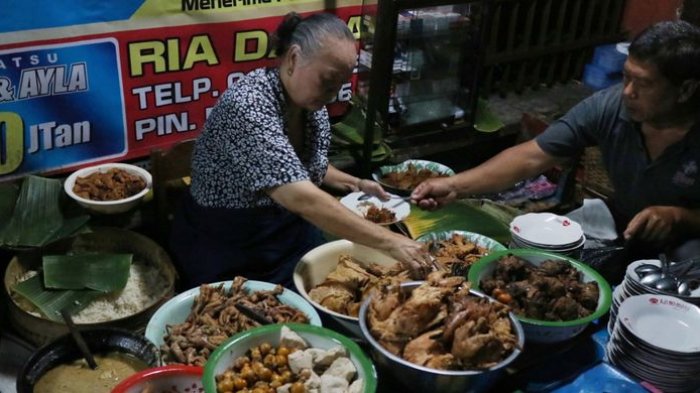 Kasno (73) masih terampil mengkombinasikan berbagai macam lauk untuk hidangan Gudeg Cakar Mergoyudan andalan kedainya, Rabu (21/6/2017).