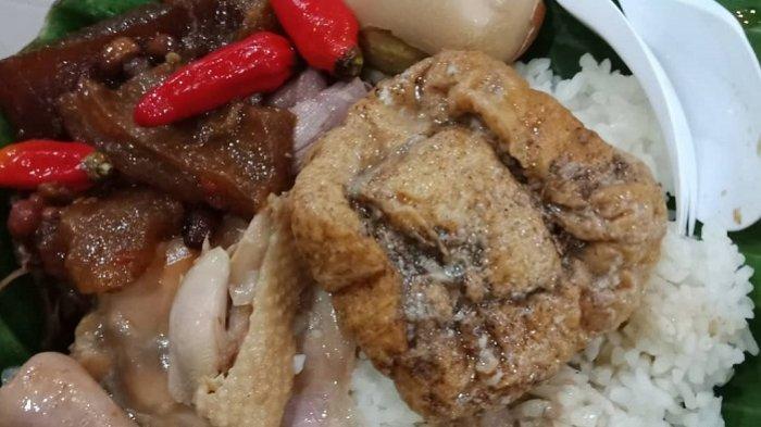 Gudeg disajikan dengan berbagai lauk pendamping