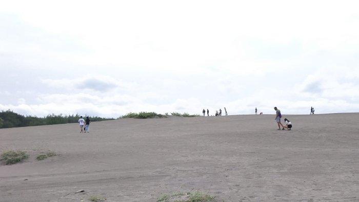 Gumuk Pasir Parangkusumo Jogja yang terletak di sebelah barat Pantai Parangtritis, Jumat (25/3/2022).