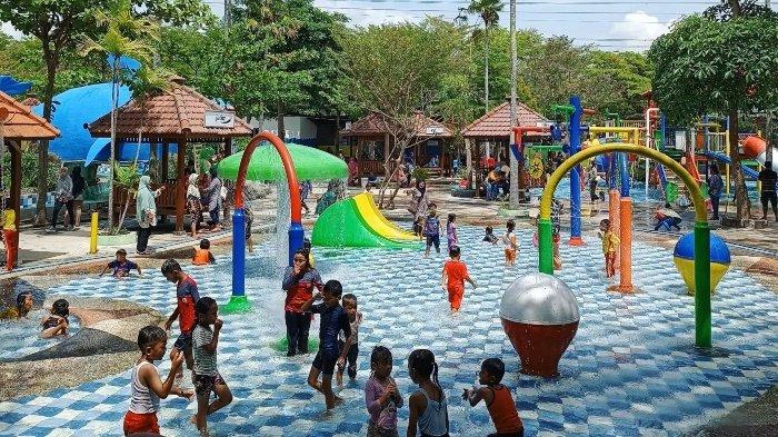 Wahana waterpark di Gumul Paradise Island Kediri.