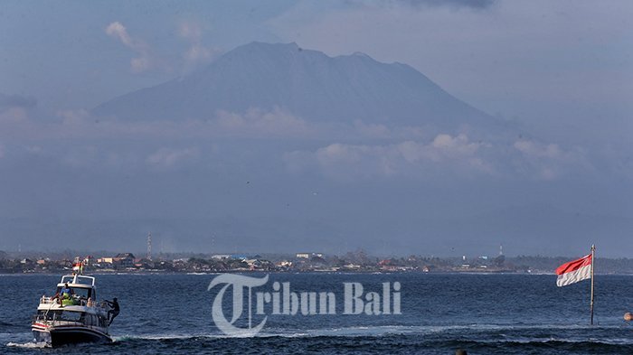 Gunung Agung tampak dari Pantai Sanur, Denpasar, Kamis (14/9/2017).