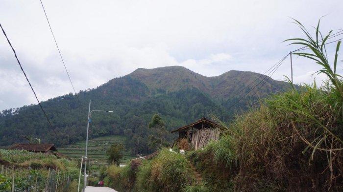 Gunung Andong dilihat dari Dusun Sawit, Desa Girirejo, Kecamatan Ngablak, Kabupaten Magelang, Minggu (18/10/2020).