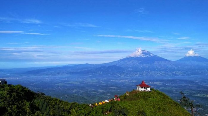 Pemandangan Gunung Sindoro dan Gunung Sumbing dari puncak Gunung Andong, Minggu (18/3/2018).