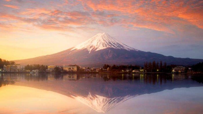 Gunung Fuji, satu di antara landmark terkenal di Jepang.