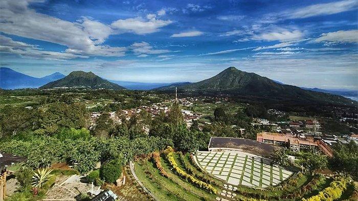 Gunung Merapi dan Merbabu terlihat dari Agrowisata Kopeng Gunungsari