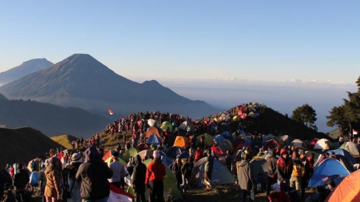 Ribuan pendaki berada di puncak Gunung Prau, Kabupaten Wonosobo, Jawa Tengah.