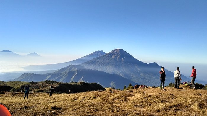 Pemandangan Gunung Sindoro dan Gunung Sumbing dari Gunung Prau, Jawa Tengah, Sabtu (7/7/2018).