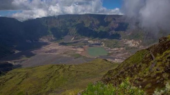 Kaldera Gunung Tambora, Dompu, Nusa Tenggara Barat, Minggu (22/3/2015). Gunung Tambora meletus dahsyat pada 10 April 1815 menyisakan kaldera seluas 7 kilometer dengan kedalaman 1 kilometer.
