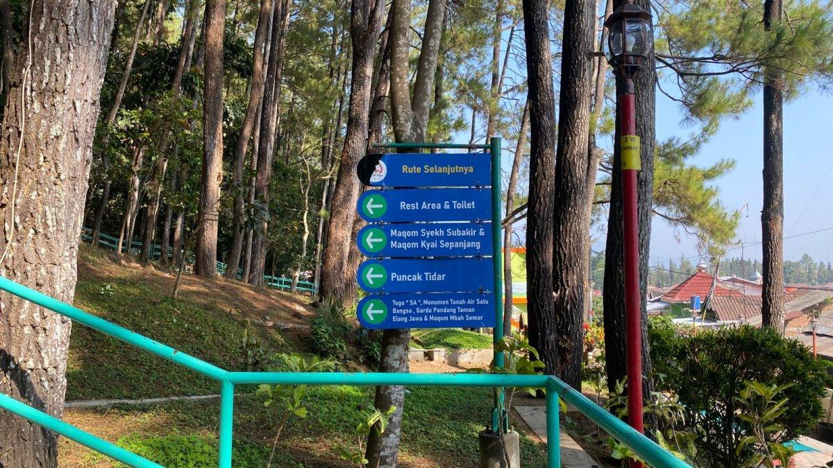 Penanda arah dan rute di Kebun Raya Gunung Tidar, Magelang, Jawa Tengah, Sabtu (30/9/2023).
