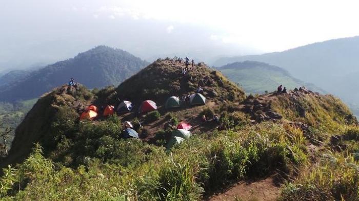 Salah satu lokasi perkemahan para pendaki di atas Gunung Ungaran, Jawa Tengah, Rabu (22/7/2015).